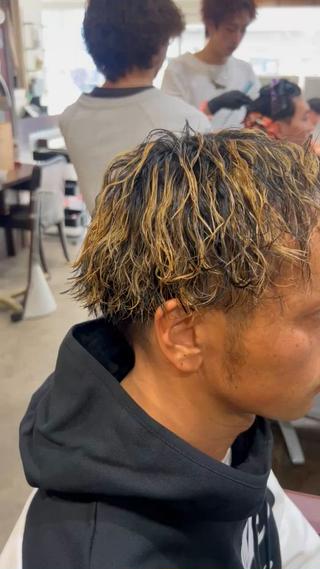 パーマ メンズ メンズ/海外風/ 波巻き/サーフカールのヘアスタイル