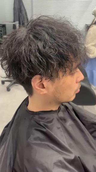 カール大きめの波巻きパーマ
ボリュームが出ずらいとのことだったので、前にボリュームが出るようにパーマをかけました！ 