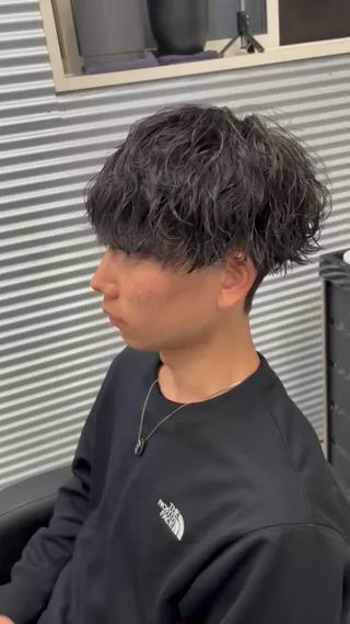 メンズカット

刈り上げマッシュ×波巻きスパイラル！

波巻きではトップにボリュームが足りないと感じる方におすすめなパーマです！！ 