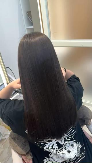 オリーブカラー
しっかりと艶感を残し透明感のあることで肌馴染みも 