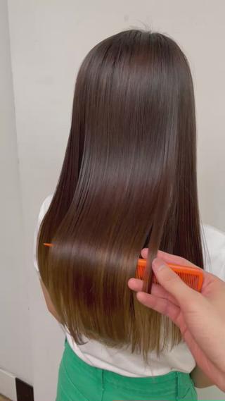 酸熱トリートメントした後の髪です。
インナーと毛先をブリーチされてるお客様です。
【酸熱トリートメント】
髪の収まりがよくなります
めっちゃくちゃサラサラになります
縮毛矯正をしたくない方にオススメ
パヤパヤした毛、うねりが気になる方、ダメージが気になる方おすすめです
【酸熱トリートメント】
パサつきが気になる方
髪のまとまりをよくしたい方
ダメージが気になる方
ツヤ髪に憧れる方
綺麗な髪にしていきたい方
髪にお悩みを抱えている方必見
髪の内部と外部を補修し、髪に美髪成分(タンパク質など)を与え潤いとツヤを叶えます
当店では、蒸気を当てながら行うことでトリートメントの効果を最大現に引き出します
アイロンで最後仕上げます
カラーも一緒にしたい方は、カラーとのクーポンをお選びください