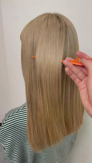 ブリーチを数回やってるお客様です
めっちゃくちゃサラサラになります
縮毛矯正をしたくない方にオススメ
パヤパヤした毛、うねりが気になる方、ダメージが気になる方おすすめです
【酸熱トリートメント】
パサつきが気になる方
髪のまとまりをよくしたい方
ダメージが気になる方
ツヤ髪に憧れる方
綺麗な髪にしていきたい方
髪にお悩みを抱えている方必見
髪の内部と外部を補修し、髪に美髪成分(タンパク質など)を与え潤いとツヤを叶えます
当店では、蒸気を当てながら行うことでトリートメントの効果を最大現に引き出します
アイロンで最後仕上げます
カラーも一緒にしたい方は、カラーとのクーポンをお選びください