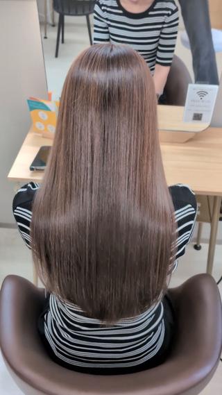  -Cream-「髪質改善ストレート」の特徴
【感動の柔らかさ!】
従来の縮毛矯正のような「ピンとまっすぐ」ではなく、毛先までしなやかで柔らかい、自然なストレートヘアに仕上げます。まるで地毛が美髪になったかのような仕上がりです。
こんなお悩みをお持ちの方に特にオススメです
◎広がりやすい、まとまりにくい髪をなんとかしたい
◎繰り返しのダメージでツヤを失ってしまった
◎自然なストレートにしたいけど、まっすぐすぎる縮毛矯正は避けたい
◎毎朝のアイロンやブローの手間を減らしたい