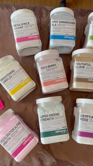 Hydro=水分たっぷりの
Jelly=ゼリーのような感覚の肌再生パック

成分は、
オーガニック•グルテンフリー認証済み
野菜、果物、スーパーフードなどの天然有効成分を使用


高保湿
抗炎症効果
抗菌
メラニン抑制作用
シワの改善
ハリ、トーンUP
皮脂コントロール
毛穴の縮小
肌の角質除去効果

脱毛後の赤み軽減にオススメ


12種類の中から肌悩みに合わせて選べます
カスタマイズも可能
素敵な香りに包まれてリラックス効果もあり、体感も見た目も楽しめます
 