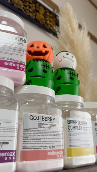 世界中で大人気
Hydro jelly mask

海外セレブや美容クリニックも取り扱っており、妊婦さんやお肌の敏感な方にも使用でき安心安全です

Hydro=水分たっぷりの
Jelly=ゼリーのような感覚の肌再生パック

成分は、
オーガニック•グルテンフリー認証済み
野菜、果物、スーパーフードなどの天然有効成分を使用

高保湿
抗炎症効果
抗菌
メラニン抑制作用
シワの改善
ハリ、トーンUP
皮脂コントロール
毛穴の縮小
肌の角質除去効果

脱毛後の赤み軽減にオススメ 