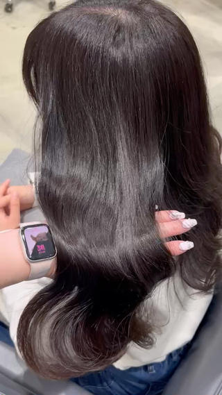 Greige✧*｡

透け感のある暗髪です♡
トーンダウンをしなくてはいけないけど真っ黒にしたくない方にぜひおすすめのカラー 