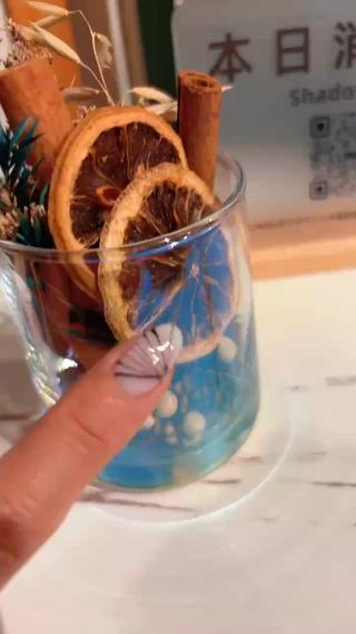 アートネイルです
夏の終わり秋の初めのネイルに是非1本アートを足してくださいね^_^

多数デザインネイルを作成致しました！友達紹介やリピーター様にプレゼント特典あります
 