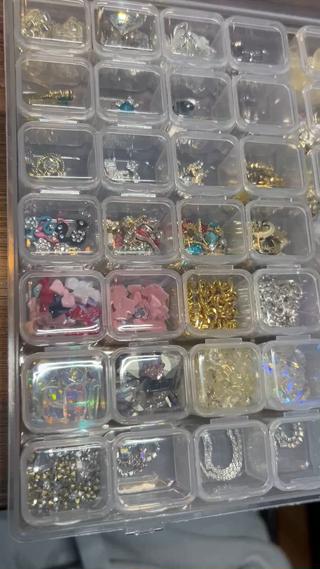 大〜中サイズのパーツを種類豊富に取り揃えています。
ほかにもストーンなど載せていないものも沢山あります！
ご希望の方は施術時にお声かけ下さい 