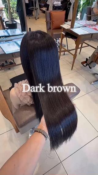 今回は赤みをしっかりおさえた、落ち着いたダークブラウンに染めました。光に当たるとほんのり透明感が出て、髪のまとまりがより美しく見える仕上がりになっています。髪質改善トリートメントを合わせて施術したことで、手触りもやわらかく、表面のツヤがよりはっきりと感じられます。日々のアイロンや乾燥でパサつきやすい方にもおすすめの組み合わせです。赤みが気になりやすい方でも自然で上品な色味になりますので、落ち着いた色合いを楽しみたいときはぜひご相談くださいね。 