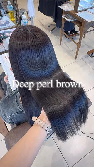 今回は、限りなく地毛に近い質感を大切にした地毛風カラーに仕上げました。暗めトーンでも重たく見えないよう、赤みを抑えた配合で透明感とツヤ感をプラスしています。光に当たるとほんのり透けるような質感が出るため、ナチュラルなのに髪がきれいに見えるのが特徴です。就活や実習、職場で明るさに制限がある方にもおすすめで、伸びてきても根元が目立ちにくいのも嬉しいポイント。上品で清潔感のあるカラーを求める方にぴったりです。 