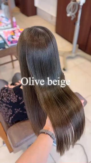今回は赤みをしっかり抑えたオリーブベージュで、透けるような透明感を引き出しました。
オリーブのやわらかな寒色ニュアンスを加えることで、暗めトーンでも重く見えず、自然なツヤ感のある仕上がりに。ミルクティーのようなまろやかさも感じられるため、クールすぎず肌なじみが良いのもポイントです。髪質改善トリートメントを同時に施術することで、毛先までまとまりが出て、光を含んだような質感に。
冬の落ち着いたファッションとも相性が良く、品よく垢抜けたい方におすすめのカラーです。 