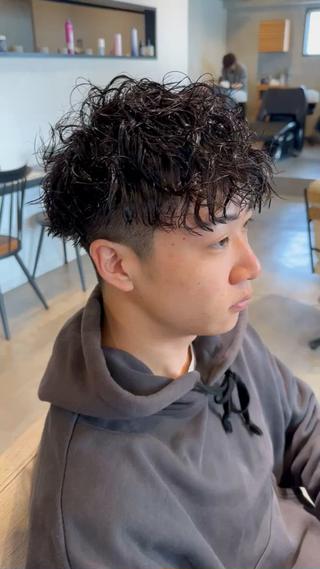 スッキリした長さ設定にスパイラルパーマをオンしたスタイル
清潔感もありながら、男らしさもある2〜30代におすすめのスタイル 