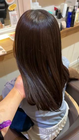 伸ばしているお客様！
毛量調節と毛先のカットラインを整えてトリートメントでツヤツヤに 
