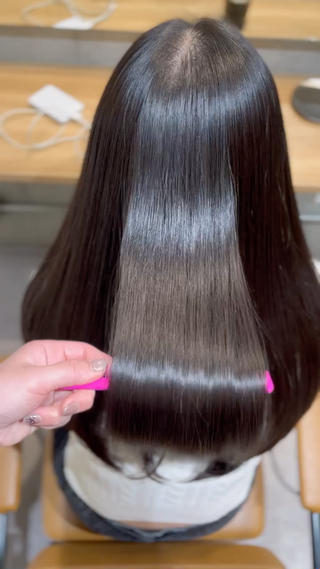 艶々縮毛矯正
髪質や部位により薬剤の強さを使い分けて
髪の毛に余計な負担をかけずに縮毛矯正をしています︎ 