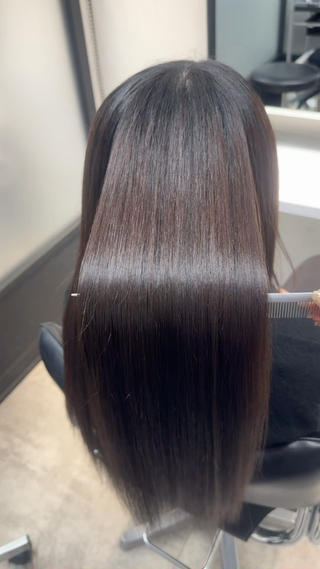 話題のうる艶美髪矯正
癖で広がりやすい髪やうねりが気になる髪の毛も、縮毛矯正で美髪を叶えます◝✩