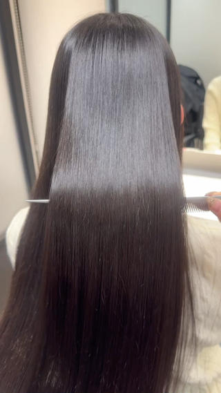 話題のうる艶美髪矯正
癖で広がりやすい髪やうねりが気になる髪の毛も、縮毛矯正で美髪を叶えます◝✩