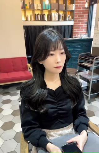 色気layer×艶color
肌が白く見える暗髪カラーに
大人っぽ韓国くびれスタイル
元々癖毛の方なので酸性縮毛矯正の
施術が必須!!!
当日から巻ける最強艶髪スタイル!