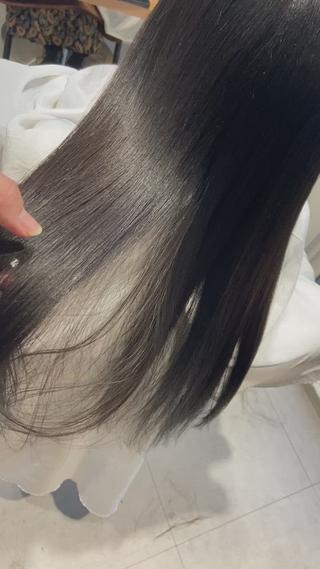 髪質改善ストレートやった髪です。
さらさらツヤツヤでこのまとまりです 