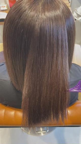 髪質改善ストレートの動画です。
乾かしただけでこの艶になります。
酸性域の薬剤なのでダメージがかなり少ないです 