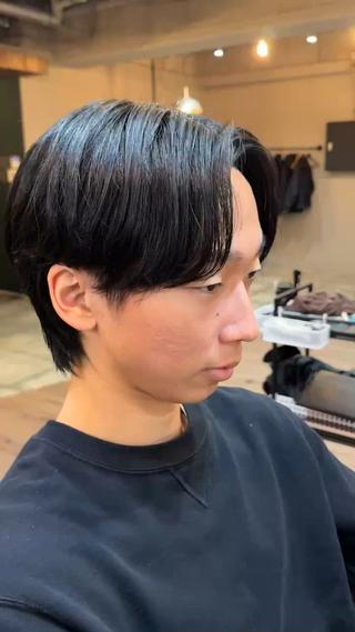 襟足ありセンターパート

大人な雰囲気で清潔感もありかっこよく人気ですᵕ̈* 