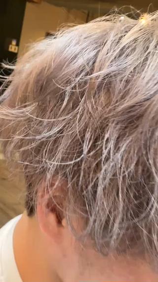 波巻き×ピンクシルバー

一ヶ月前にかけたパーマの上からブリーチ１回でピンクシルバー

髪質によってブリーチ１回でシルバーカラーいけます

 