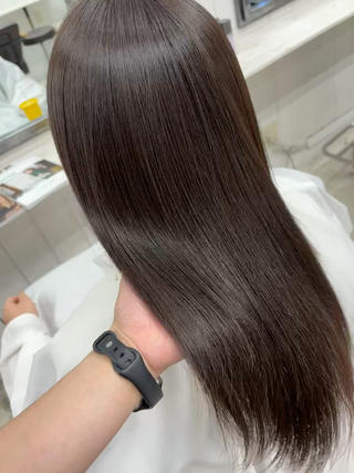 艶々縮毛矯正♡

梅雨前におすすめです 