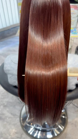 酸性ストレート

酸性域でかけるのでダメージを最小限に抑えて
自然な柔らかい仕上がりになります！

ストレートや縮毛に良いイメージを持っていない方も
多いかと思いますが当店にいらっしゃるお客様は
初めてかける方、学生振りにかける方も多いです。

その方達が最後もっと早くやれば良かったと仰います！
そのくらいダメージ少なく自然とかかります！

こんな方におすすめ

︎広がりが気になる方
︎うねりが気になる方
︎表面のほわっとした髪の毛が気になる方
︎まとまり辛く内に抑えたい方

半年〜1年に1回で済むので広がりやうねりが
気になる方に是非おすすめしたいストレートです！ 