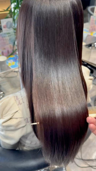 酸性ストレート

酸性域でかけるのでダメージを最小限に抑えて
自然な柔らかい仕上がりになります！

ストレートや縮毛に良いイメージを持っていない方も
多いかと思いますが当店にいらっしゃるお客様は
初めてかける方、学生振りにかける方も多いです。

その方達が最後もっと早くやれば良かったと仰います！
そのくらいダメージ少なく自然とかかります！

こんな方におすすめ

︎広がりが気になる方
︎うねりが気になる方
︎表面のほわっとした髪の毛が気になる方
︎まとまり辛く内に抑えたい方

半年〜1年に1回で済むので広がりやうねりが
気になる方に是非おすすめしたいストレートです！ 
