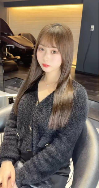 酸性ストレート

酸性域でかけるのでダメージを最小限に抑えて
自然な柔らかい仕上がりになります！

ストレートや縮毛に良いイメージを持っていない方も
多いかと思いますが当店にいらっしゃるお客様は
初めてかける方、学生振りにかける方も多いです。

その方達が最後もっと早くやれば良かったと仰います！
そのくらいダメージ少なく自然とかかります！

こんな方におすすめ

︎広がりが気になる方
︎うねりが気になる方
︎表面のほわっとした髪の毛が気になる方
︎まとまり辛く内に抑えたい方

半年〜1年に1回で済むので広がりやうねりが
気になる方に是非おすすめしたいストレートです！ 