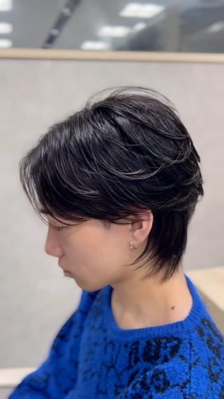 【横浜/ウルフカット × ニュアンスパーマ】
クセを活かしながら動きを出せる人気のウルフスタイル。
重さを残しつつ、トップとサイドにゆるいニュアンスパーマをかけることで、
束感・立体感・毛流れが自然に決まります。
顔まわりは流れやすい角度でカットしているため、
マッシュウルフ〜ソフトウルフまで幅広く対応可能。
「直毛で動きが出ない」「ウルフにしたいけどセットが難しい」
そんな方におすすめです。
メンズのウルフパーマ/ニュアンスパーマ/動きのあるメンズカットは竹永にお任せください。