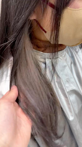 結べばバレないインナーカラーになります！
色は黄ばみを消して透明感のある色にしました！ 