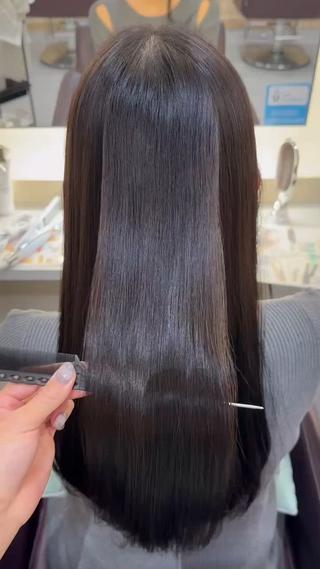 最近流行りの髪質改善カラーで
ダメージを抑えながらツヤツヤサラサラに^ ^ 