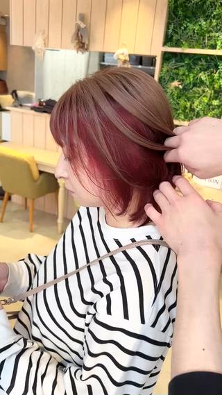 お気に入りのスタイルは保存してカウンセリングでご使用ください

1〜2ブリーチで【アンブレラカラー】
表面がホワイトベージュ内側がワインレッドです 