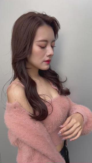 顔まわりのカットで印象とても変わります

【お気に入りしてカウンセリングでお使いください】
今まででこんなことないですか？

︎どこに行っても韓国っぽくならなかった
︎顔周りの感じが伝わったことがない
︎自分に似合う前髪が分からない
︎レイヤーカットをしてみたい
︎後れ毛を作ってみたい
.
そんな方はぜひ一度僕にお任せ下さい！！
.
綺麗な毛流れのレイヤーカット・インナーカラーが得意です♡
.
大阪心斎橋で韓国ヘアお探しの方はぜひ
（@lond.daisuke)にお任せください
.
質問などあればお気軽にDMお待ちしてます
.
お客様一人一人髪の毛の乾かし方からスタイリング方法、お手入れ巻き方全てお伝えさせて頂きます 