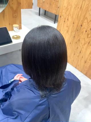 強い癖+毛先の縮毛矯正履歴のため、綺麗に繋げられるように施術致しました 