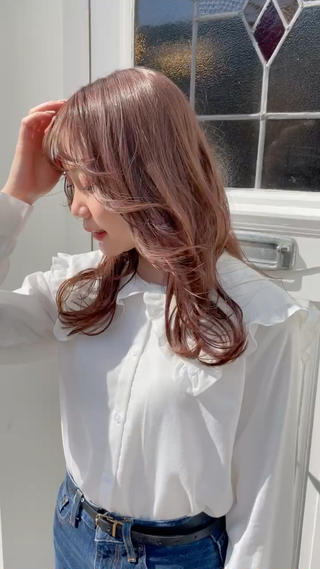 スモーキーピンク!
かわいい印象になりがちなピンクをベージュとグレーでくすませて、上品な印象に仕上げた春に向けてオススメのカラーです♩
ピンクに苦手意識のある方も肌馴染みのいいこちらの色味でしたらチャレンジしやすいかと
カットは顔まわり中心にレイヤーを入れて、軽やかに動くスタイルに♩
#スモーキーピンク #トレンドカラー #顔まわりレイヤー