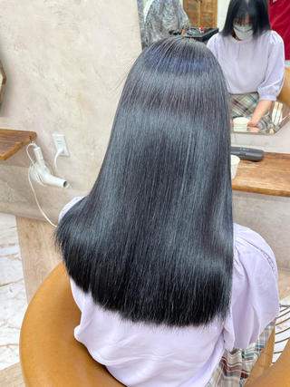 iPhone12のカメラで撮影しました
無加工です
縮毛矯正かけて、日々のお悩みを改善しませんか??
髪に艶が出るだけでなく、
軽くなった??と感じて頂いてます
是非一度お任せください