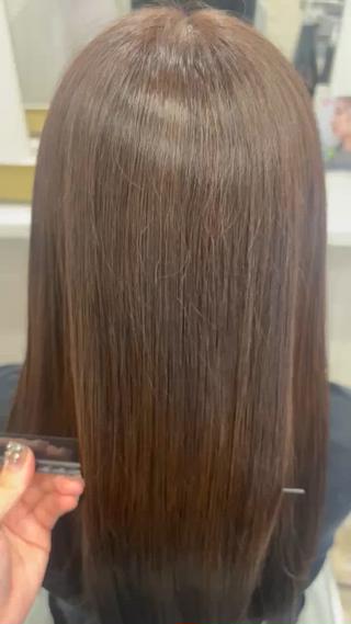 イルミナのアース×スターダストで
赤みをおさえた上品グレージュ
髪質改善トリートメントとあわせて施術することで、
ロングヘアでも毛先までしっとりまとまるツヤ感を。
シャンプーはオッジィオットを使用。
ダメージ補修と保湿を同時に叶えて、
透明感のある大人っぽい仕上がりに
艶・色・質感すべてを整える髪質改善カラーです。
#髪質改善カラー #イルミナカラー #アース #スターダスト #オッジィオット #艶カラー #大人ロング #透明感ヘア #博多美容室 #福岡美容師 #美髪ケア