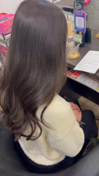 胸ラインまである地毛にオリーブグレーのカラー
ダークトーンのロングは大人っぽい印象に
韓国系好きな方にもオススメです
シールエクステ80本付けて胸下ロングに仕上げています