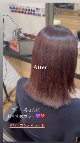 レッドブラウン
室内だと暗く、太陽の下だと赤味が分かるカラーです
2024年冬は暖色系カラーが人気
是非オススメの色です
ブルベ冬さんにオススメのバーガンディレッド