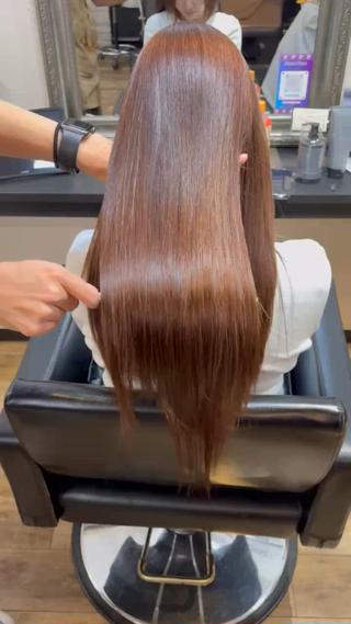 乾かすと広がり、うねりとクセでお悩みのお客様
定期的に半年に一度の【髪質改善ストレート】でとても
ツヤのある髪に育ってきました
長期的に見て理想の髪型やなりたい髪質になれるよう
しっかりとカウンセリングにも力を入れています
クセでお悩みの方は是非一度ご相談下さい 