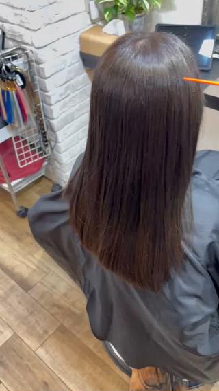 お白髪染めをされてるお客様の【髪質改善ストレート】
ストレートのイメージって硬くなる、ピンピンのストレートになる、そんなイメージないですか？

実はそれ薬剤とアイロンのやり方で全然変わるんです。
今回もストレートにそんなイメージを持っていたお客様ですが仕上がりを触っていただいて『全然違う！ちゅるんちゅるんでめちゃくちゃ柔らかい！』と感想をいただきました。髪質改善ストレートで憧れのサラサラ髪になってみませんか？ 