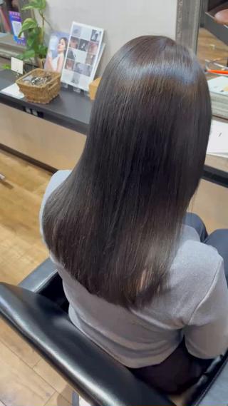 パヤパヤ、広がりが気になるお客様
過去にブリーチをしているのでダメージを極限まで
少なくした【つるりんちょ髪質改善カラー】で施術

髪の中にトリートメントの栄養を入れながらカラーをするので仕上がりがとてもサラサラ、プルプルになります♡ 