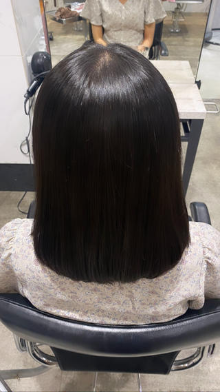 【縮毛矯正】

Lutiaの縮毛矯正は他サロンにはないこだわりの工程でしっかり
癖を伸ばしていきます

ダメージを考慮し1人1人の髪質にあったオーダーメイドのお薬調合で縮毛矯正をしていきます！

ブラシをメインに使って根本から癖を伸ばすのでダメージを抑え
ながら、ツンツンとした仕上がりにならない柔らかくてナチュラルな縮毛矯正となっています！

髪質改善のトリートメントとこ同時施術によって、よりダメージを抑えながらより柔らかく艶感の出る仕上がりになります 