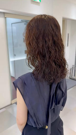 根本付近からのウェーブパーマ 