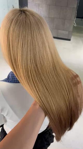 「しっかりベースを整えたハイトーンベージュ
ブリーチ履歴を見ながらダメージを抑えて施術します！
艶感のあるハイトーン得意です◎」 