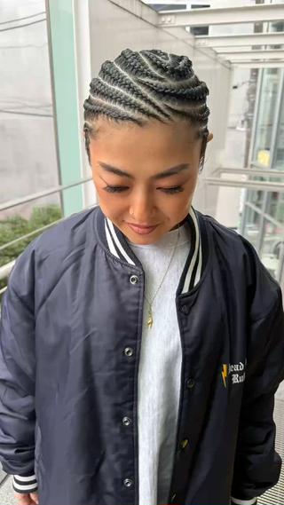 地毛で編むデザインコーンロウ
所要時間2時間〜2時間半
レース用コーンロウ
毛先のマッチ棒がポイント
@naoyuda さんいつもありがとうございます



【 Lani5710 】
〒 150-0001
東京都 渋谷区 神宮前6-28-3 Gビル神宮前06 2F  
明治神宮前駅7番出口

フリーランス美容師
鈴木愛子
https://www.aikosuzuki1984.com


 