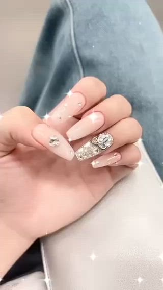 ベースカラー＋1100円
シアーカラー＋500円
ストーン別途料金

パラジェル使用 