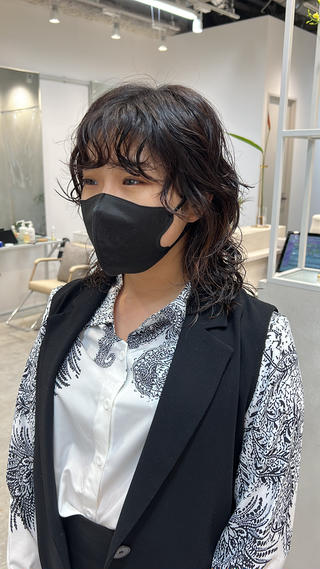 【カットのこだわり】

︎頭の形、顔型。１人１人違うものだからしっかりと【骨格診断】を致します！

頭の形、顔型は１人１人違うもの！
まっすぐカットするのも１人１人に合わせて
切り方が変わります。
カウンセリングで「骨格診断」をして
頭の形を見極めます◎
ゼッペキの方にはバックをふんわりさせたり、
おでこが狭い方には前髪を深めから取るなど、
頭の形に合わせてその方のお悩みに合わせた
オーダーメイドのカットを致します

︎ 目鼻立ちをも引き立てる【小顔カット】で第一印象がより華やかに変わる！

髪型で一番大事なのは前髪です。
顔型、髪質、目の幅など一人一人に合わせて
カットすることで「小顔」効果が生まれます。
前髪の両端に少し長めに頬を隠す毛束を作ったり、
前髪を薄くしおでこの透け感を出し
卵形に見せたりなど、
その人にあった小顔カット致します


︎ 自宅でも簡単にSETできる◎時間をかけずにキマる。【再現性】を大事にしています！

美容室の仕上がりと自分でセットした時の
仕上がりが全然違う。
なんてことはございませんか？？
全てのメニューで美容室の仕上がりが
なるべくそのまま自宅でも再現しやすいように
生えグセや普段のSETの仕方を
カウンセリングしながら施術させていただきます。
朝をなるべく時短で快適に過ごしていただけるような
スタイルを提案させていただきます


︎【骨格診断】で頭の形を見て１人１人に合わせたヘアスタイルの提案を致します！

「骨格診断」とは
その人に似合うヘアスタイルを提案できるよう、
頭の形、顔型をカウンセリングの
段階で見させていただくことです。
ゼッペキの方、
トップが平らでぺったりしやすい方、
首が短めの方
などをカウンセリングでチェックさせていただき、
お悩みをカバーできるような
スタイルをご提案させていただきます。 