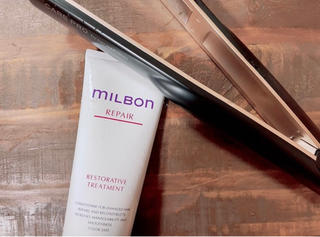 超音波トリートメントです!
こちらのアイロンを使用するとトリートメントの成分を髪の毛により浸透させる効果があります。